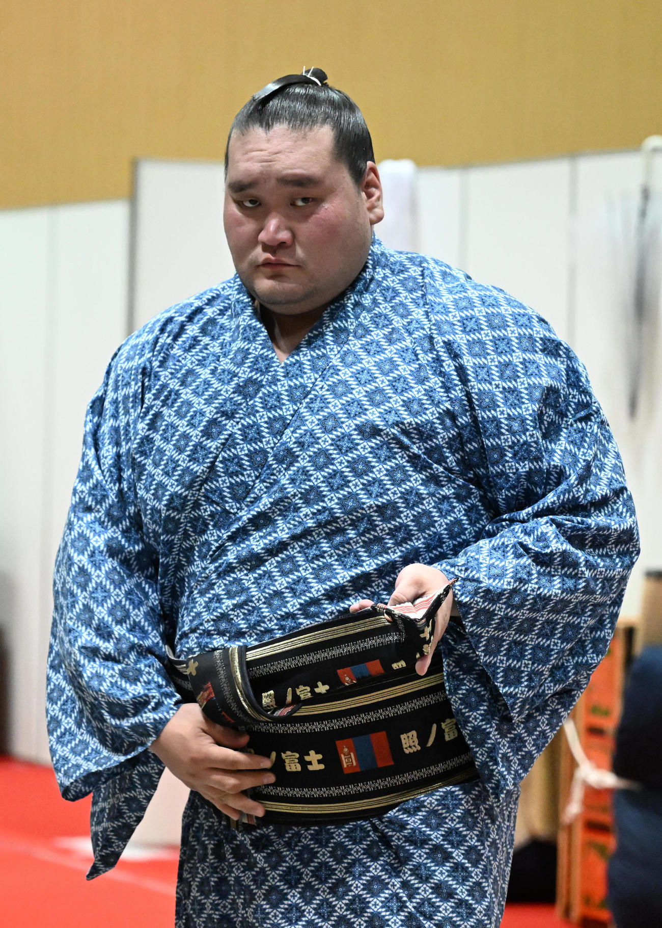 支度部屋を後にする照ノ富士（代表撮影）
