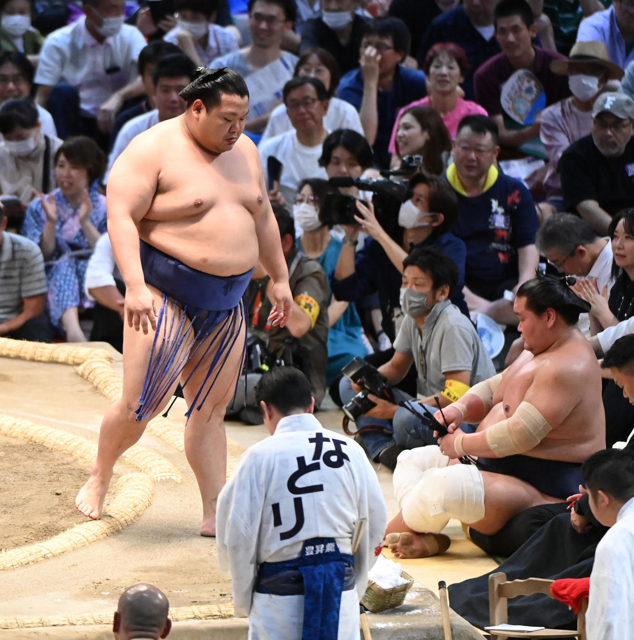 大の里に敗れ土俵を降りる美ノ海（左）右は照ノ富士（撮影・森本幸一）