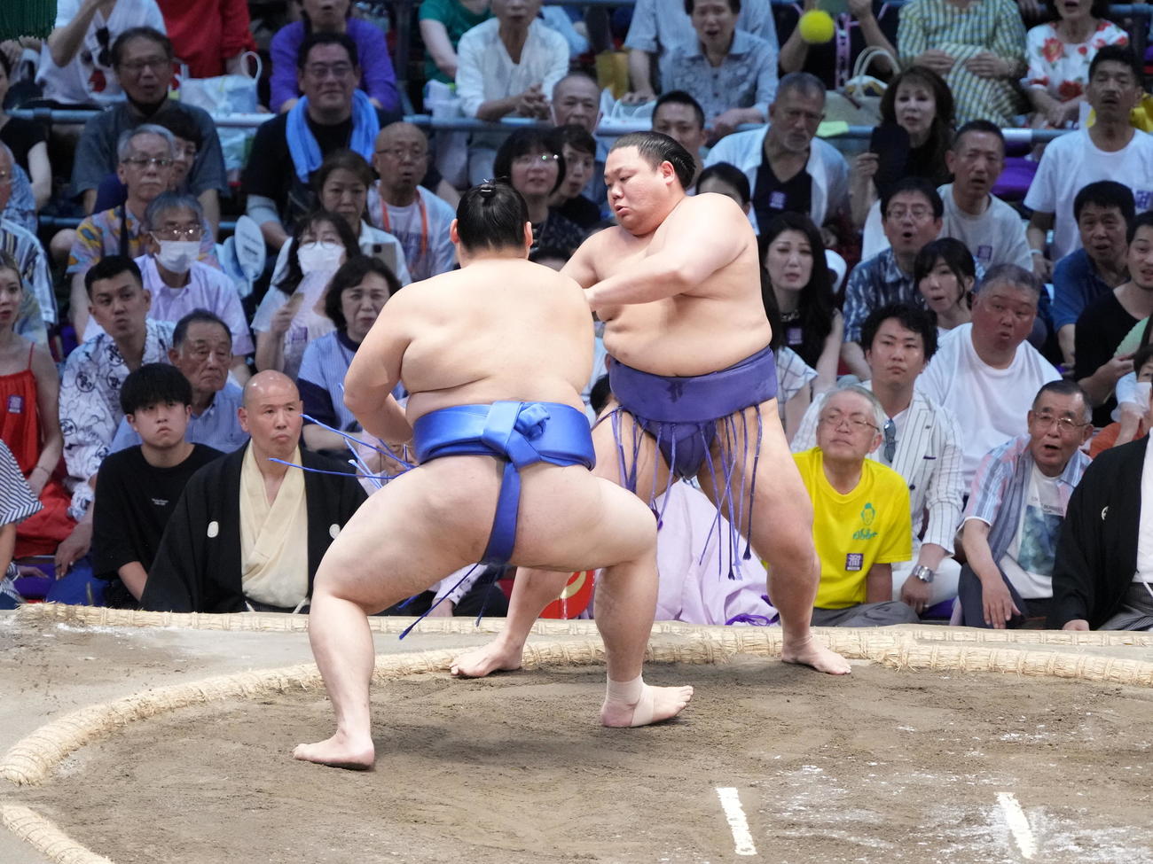 美ノ海（右）は大の里に押し出しで敗れる（撮影・小沢裕）