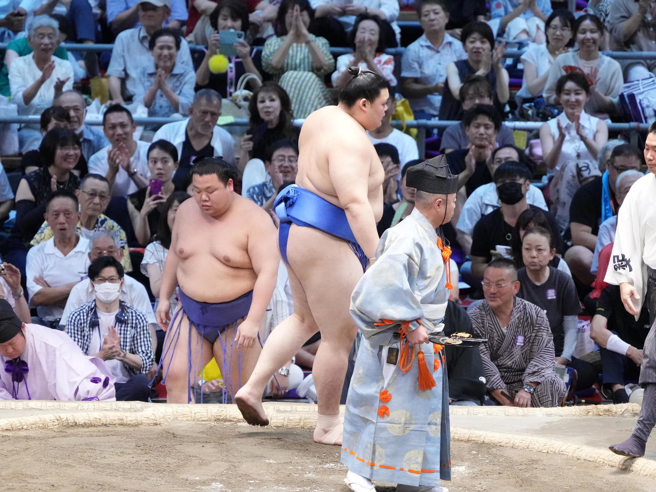 美ノ海（左）は大の里に押し出しで敗れる（撮影・小沢裕）