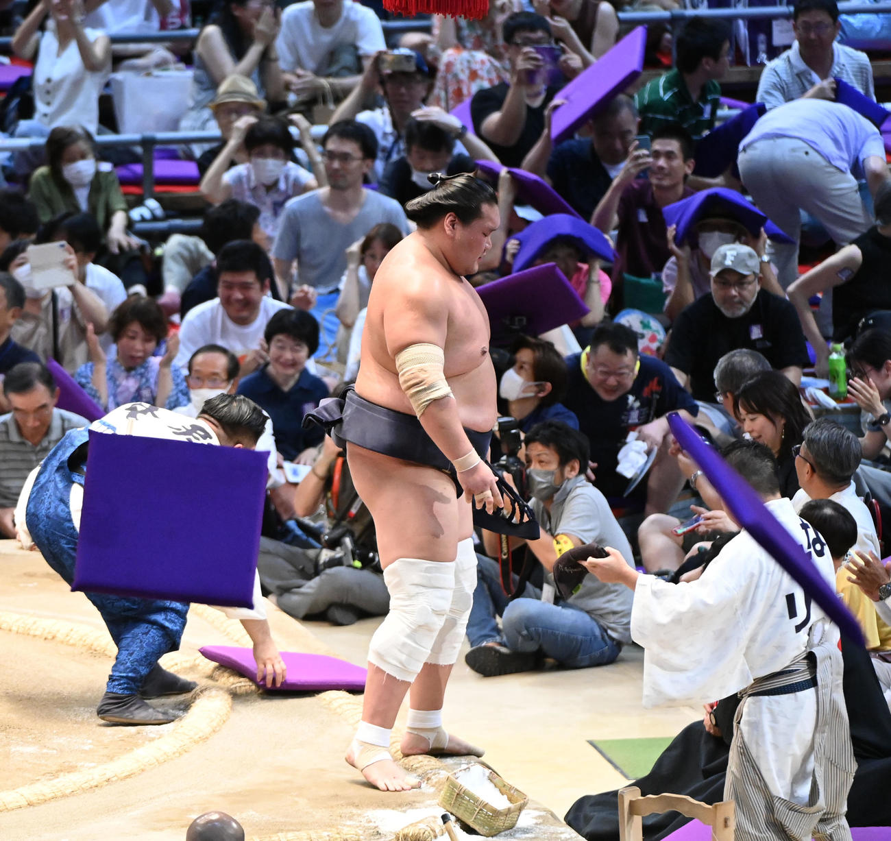 隆の勝に敗れ座布団が舞う中、土俵を降りる照ノ富士（撮影・森本幸一）