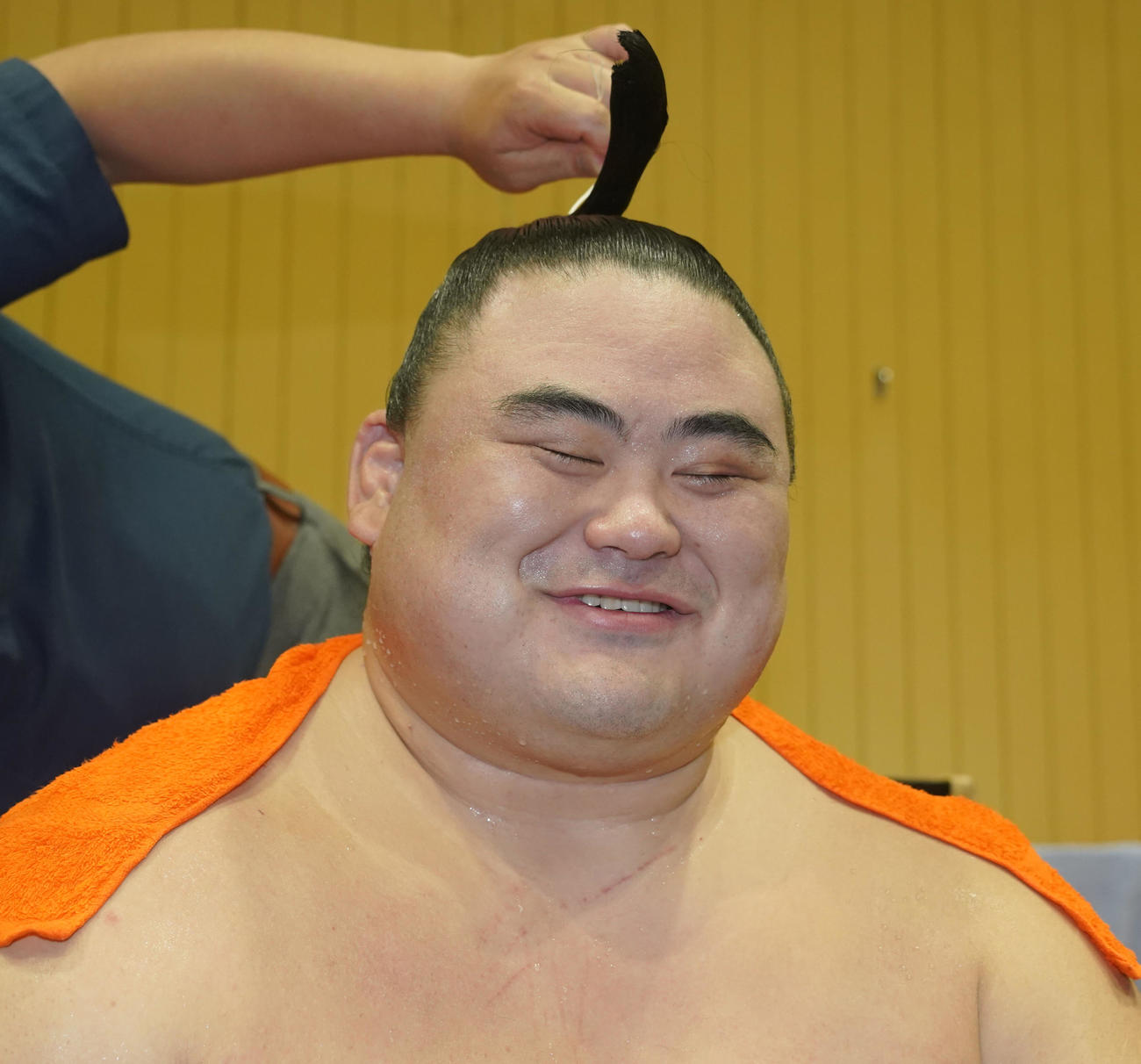 笑顔で取材に応じる隆の勝（代表撮影）