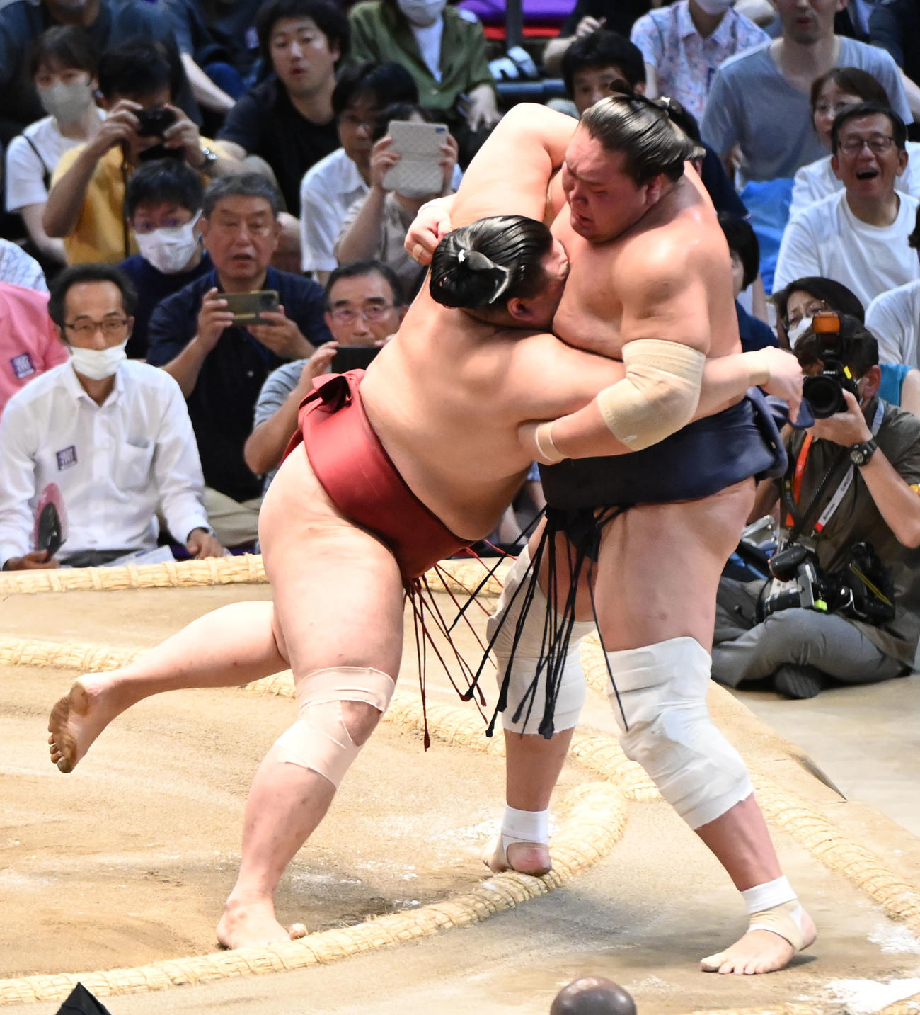 隆の勝（左）が照ノ富士を寄り切りで破る（撮影・森本幸一）