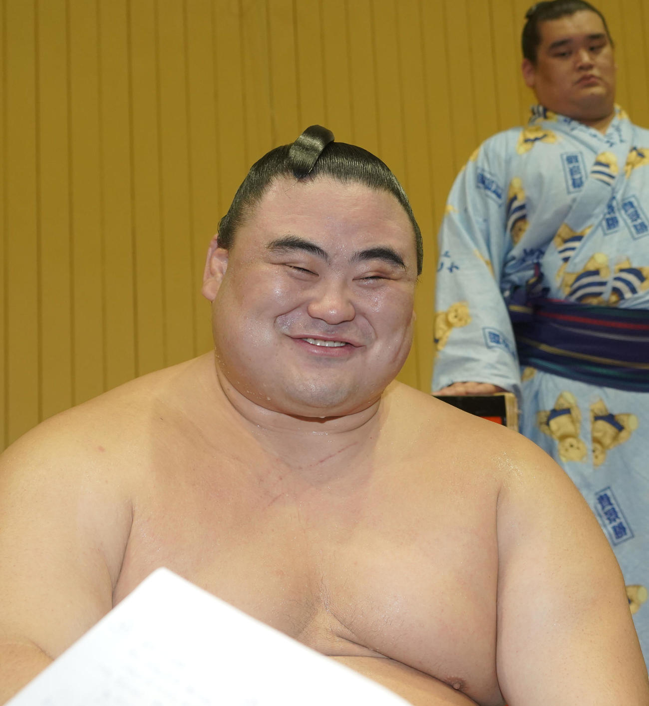 笑顔で取材に応じる隆の勝（代表撮影）