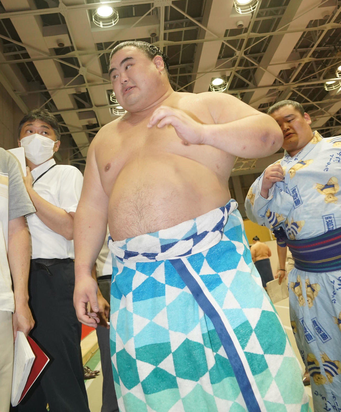 支度部屋で取材に応じる隆の勝（代表撮影）