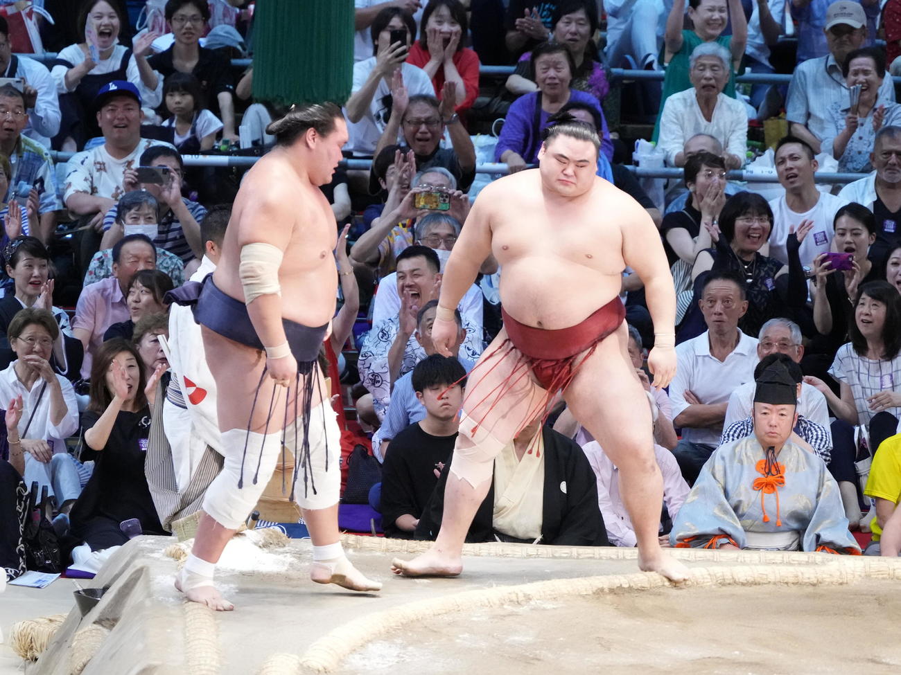 照ノ富士（左）を寄り切りで破る隆の勝（撮影・小沢裕）