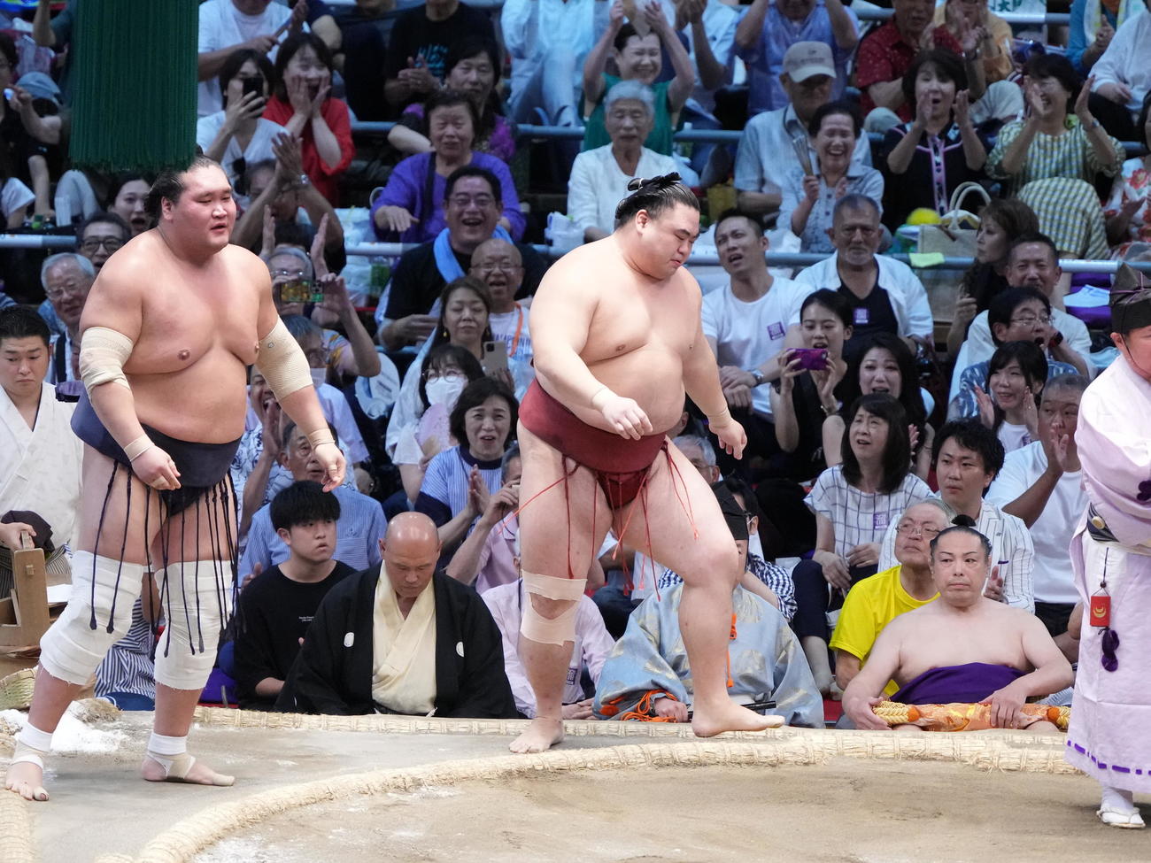 照ノ富士（左）を寄り切りで破る隆の勝（撮影・小沢裕）