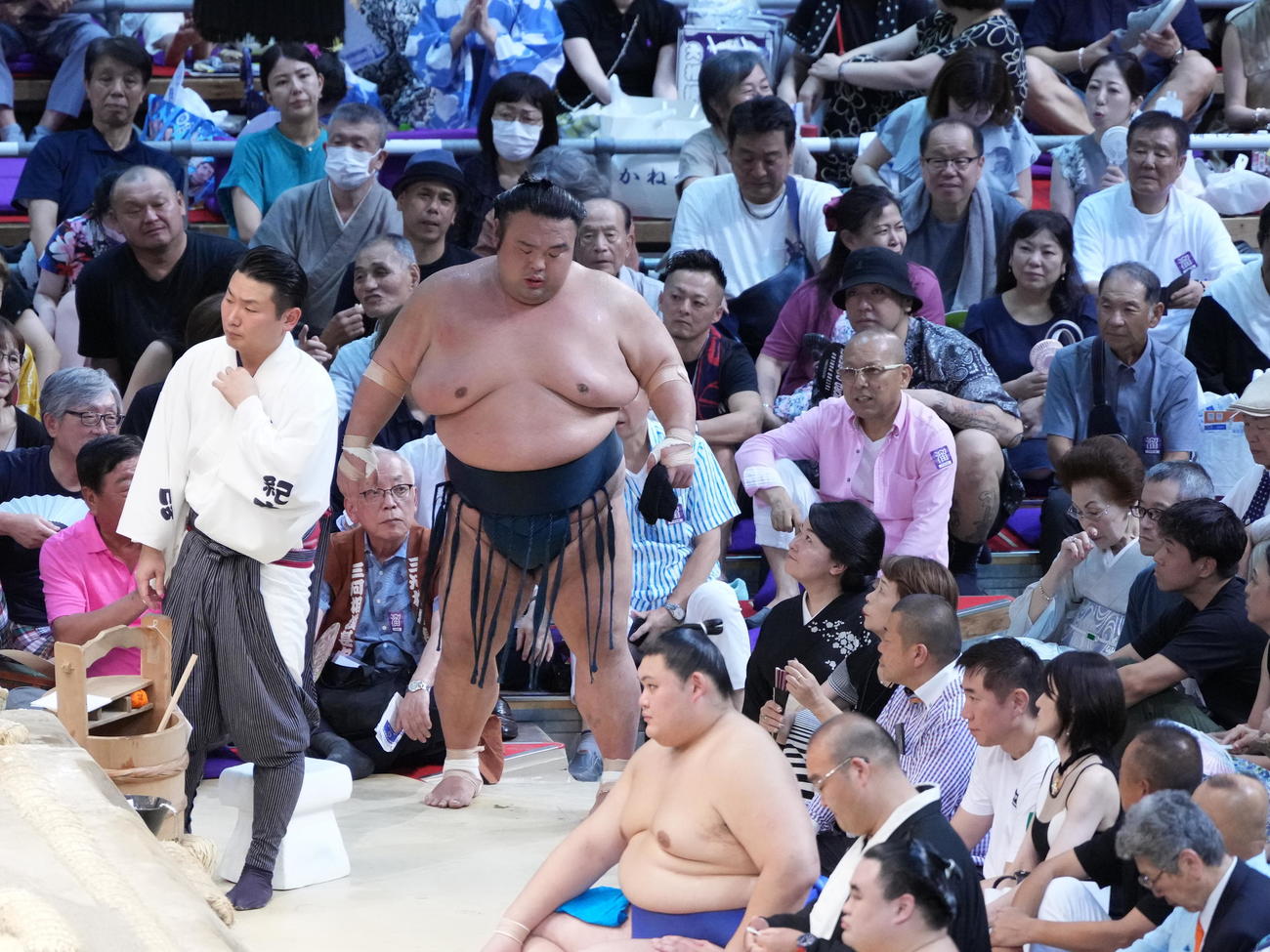 9敗目を喫し花道を引き揚げる貴景勝（撮影・小沢裕）