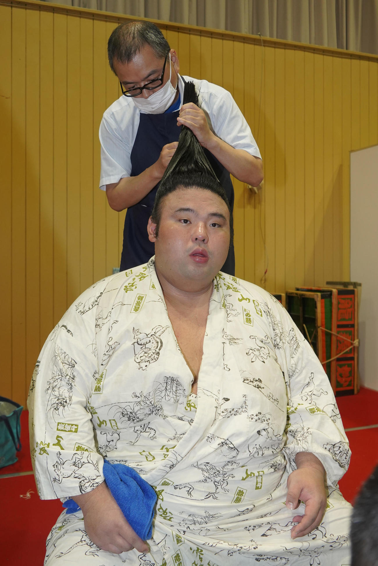 支度部屋で取材に応じる貴景勝（代表撮影）