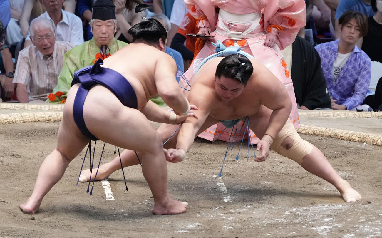 平戸海（左）は琴勝峰をとったりで破る（撮影・小沢裕）