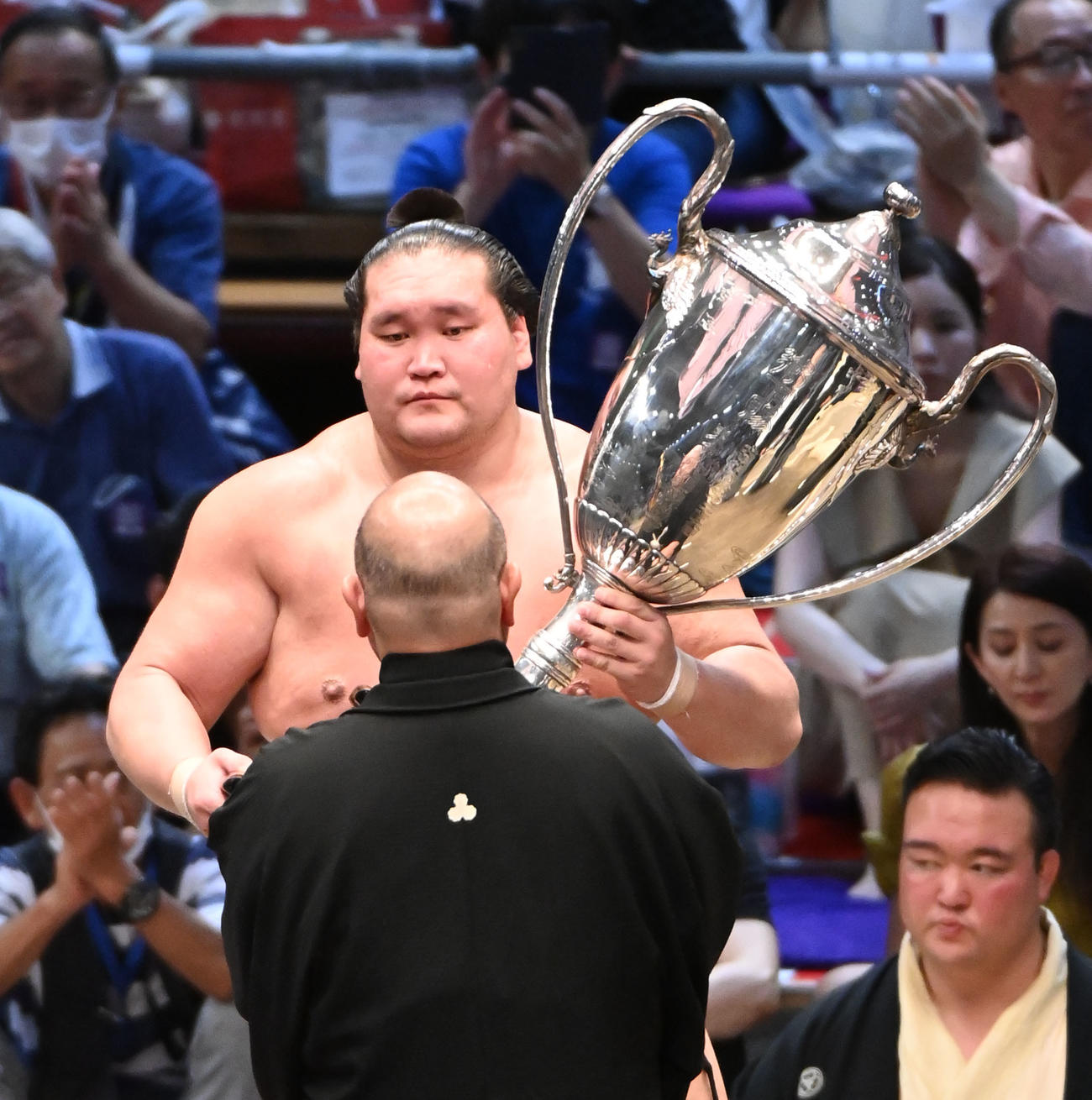 優勝賜杯を手にする照ノ富士（奥）（撮影・森本幸一）