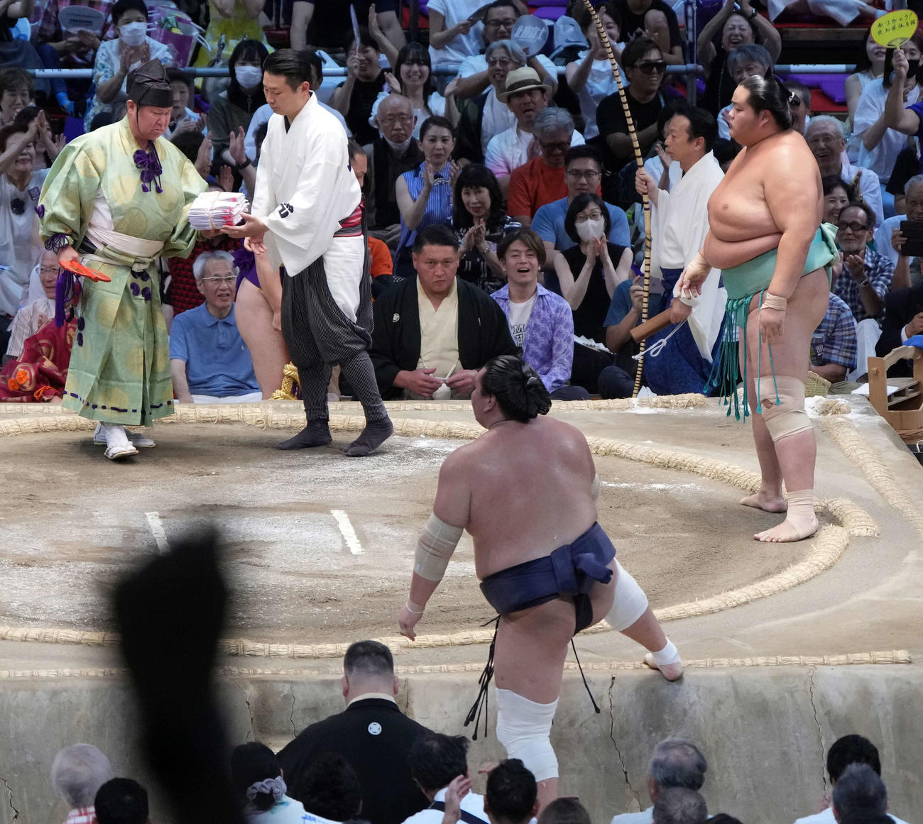 琴桜（右）は照ノ富士を上手出し投げで破る（撮影・小沢裕）