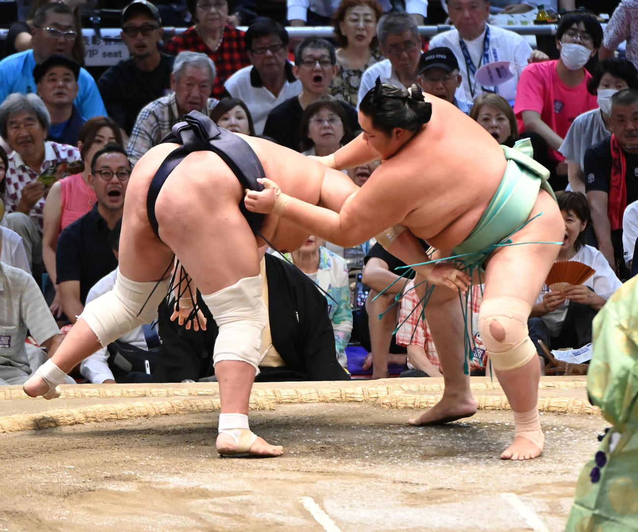照ノ富士（左）は琴桜に上手出し投げで敗れる（撮影・森本幸一）