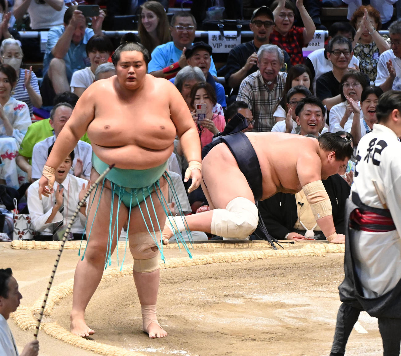 照ノ富士（右）は琴桜に上手出し投げで敗れる（撮影・森本幸一）