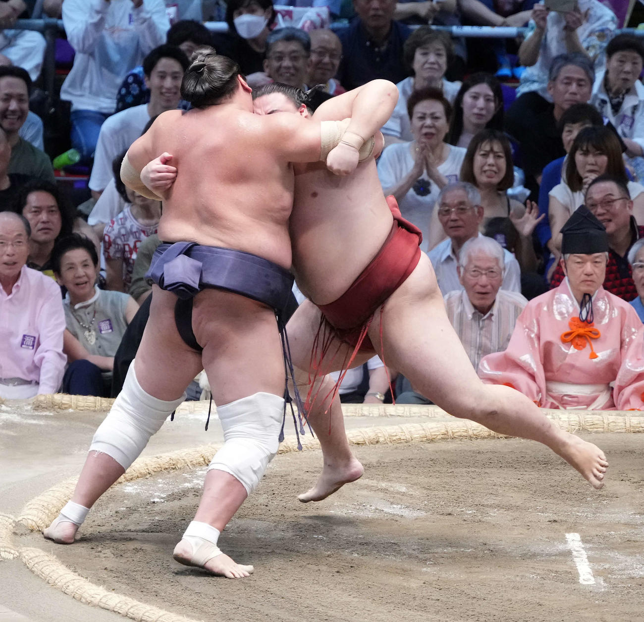 優勝決定戦で土俵際に追い込まれた照ノ富士（左）は隆の勝の体勢を崩す（撮影・小沢裕）