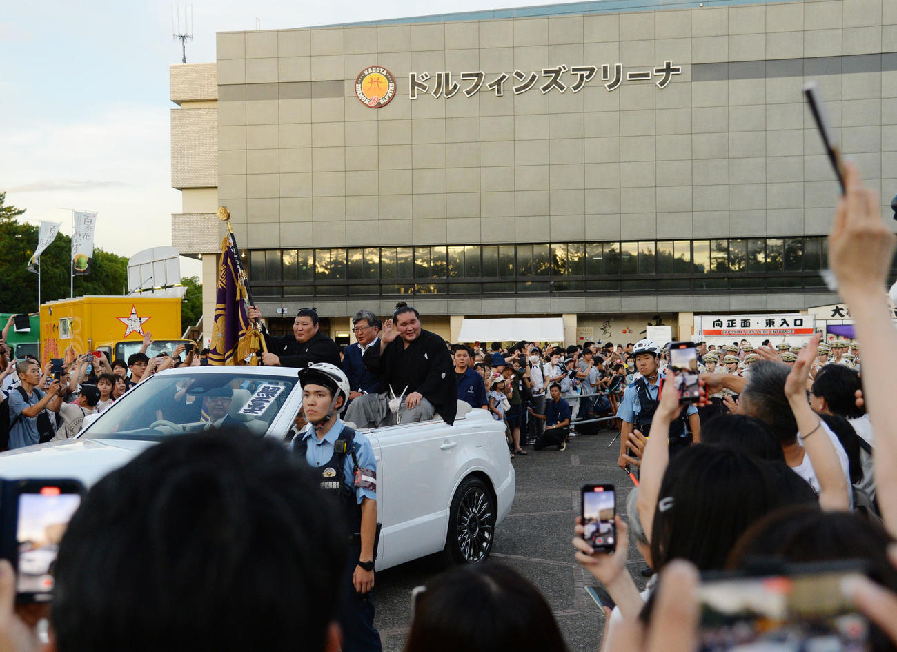 会場を背に優勝パレードを出発する照ノ富士（撮影・森本幸一）
