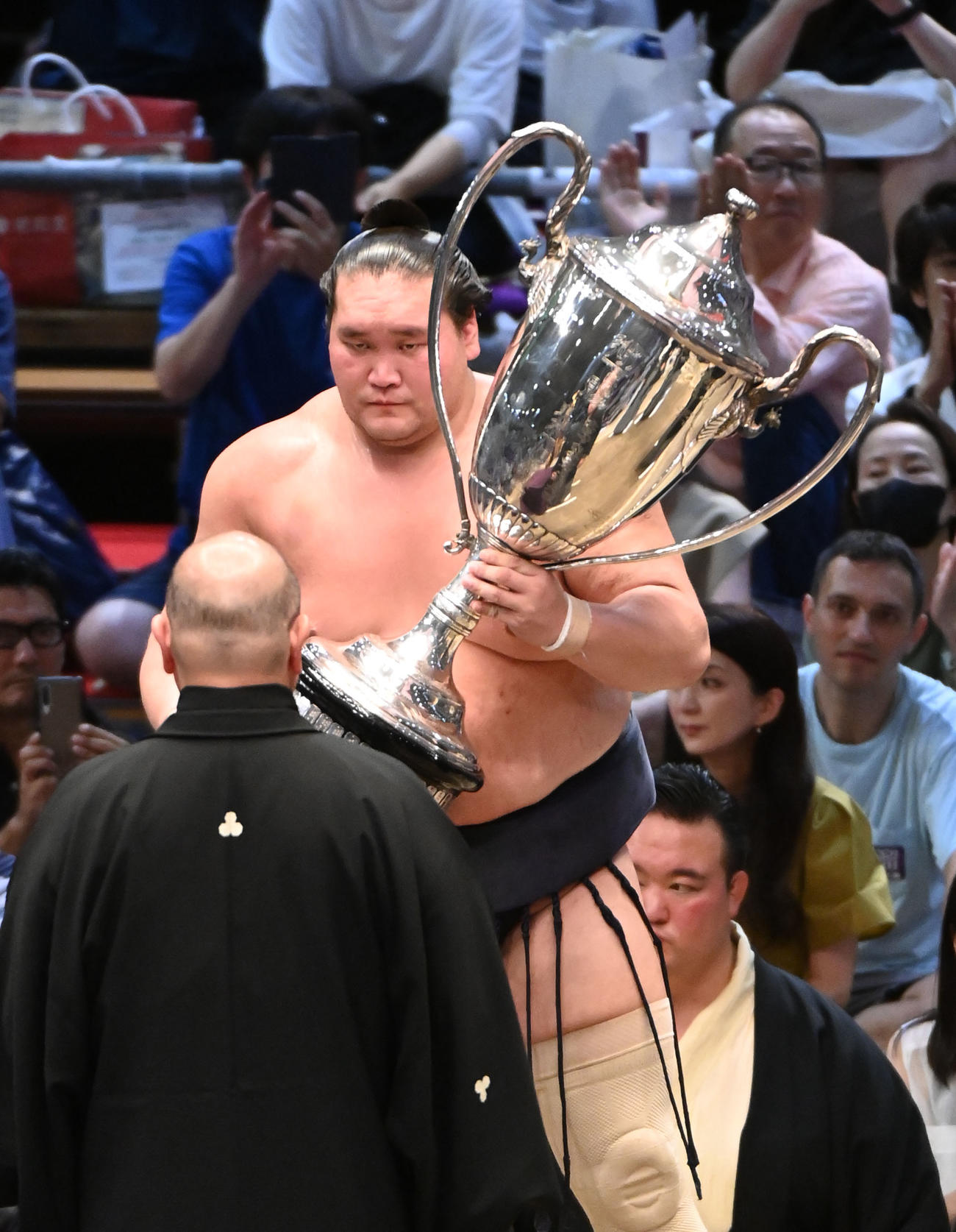 優勝賜杯を手にする照ノ富士（奥）（撮影・森本幸一）