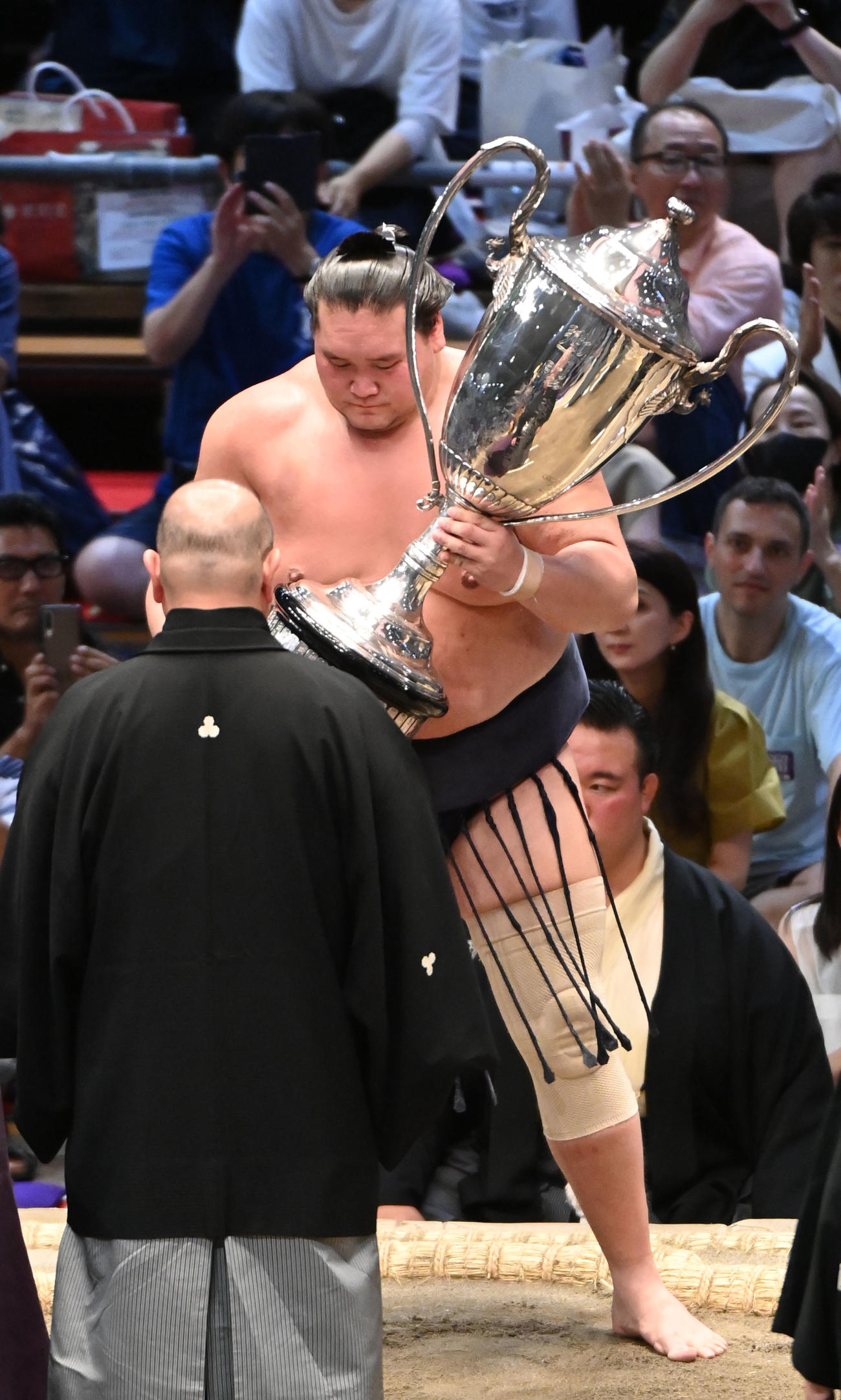 優勝賜杯を手にする照ノ富士（奥）（撮影・森本幸一）
