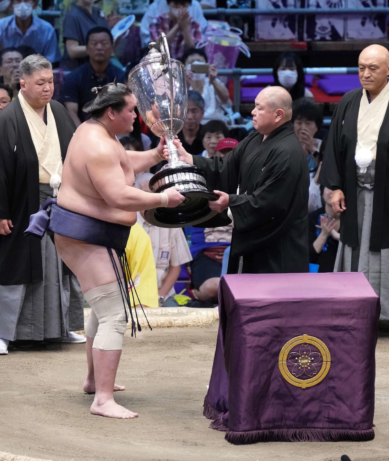 八角理事長（右）から賜杯を受け取る照ノ富士（撮影・小沢裕）