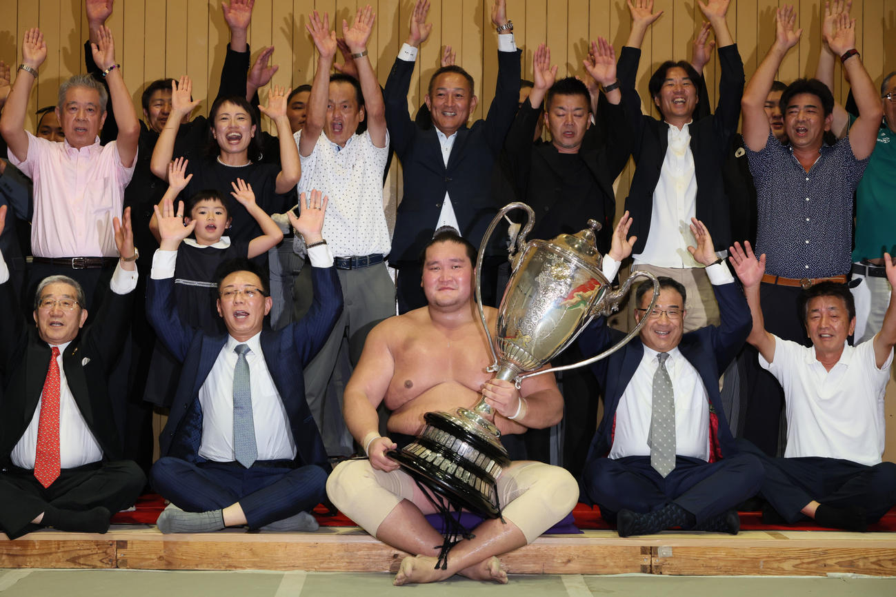 大相撲名古屋場所千秋楽　大相撲名古屋場所で優勝し、賜杯を手に笑顔を見せる照ノ富士（代表撮影）＝2024年7月28日