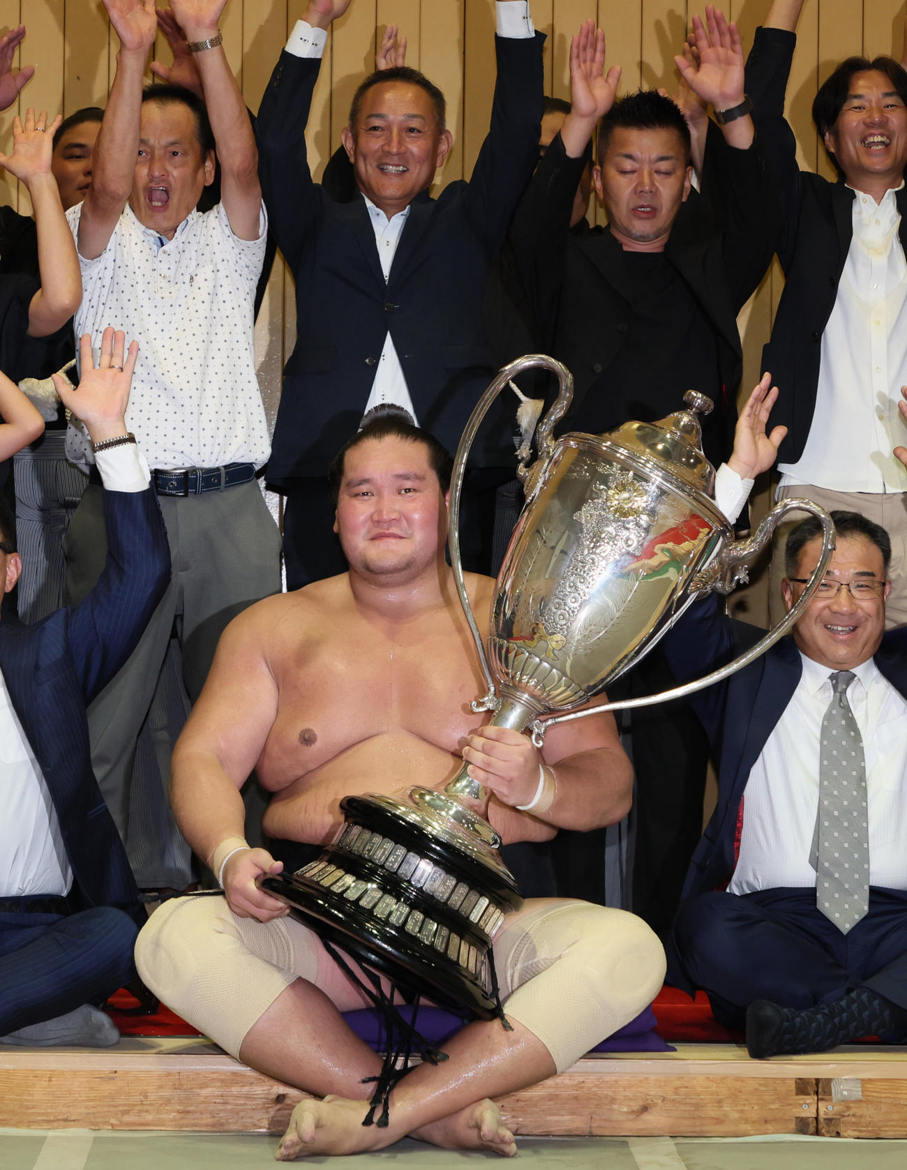 大相撲名古屋場所千秋楽　大相撲名古屋場所で優勝し、賜杯を手に笑顔を見せる照ノ富士（代表撮影）＝2024年7月28日