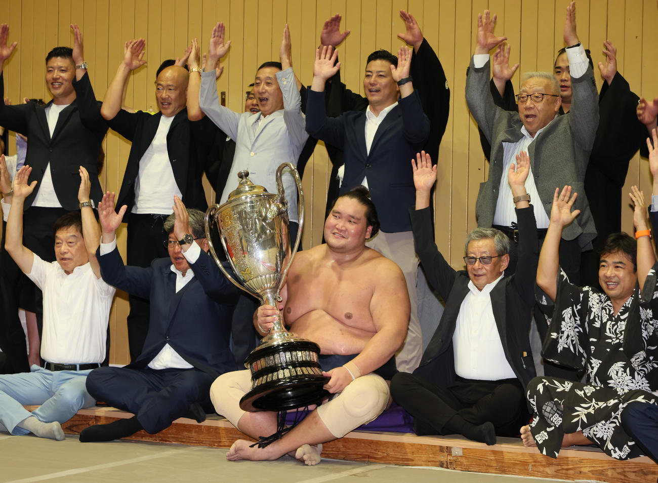 大相撲名古屋場所千秋楽　大相撲名古屋場所で優勝し、賜杯を手に笑顔を見せる照ノ富士（代表撮影）＝2024年7月28日