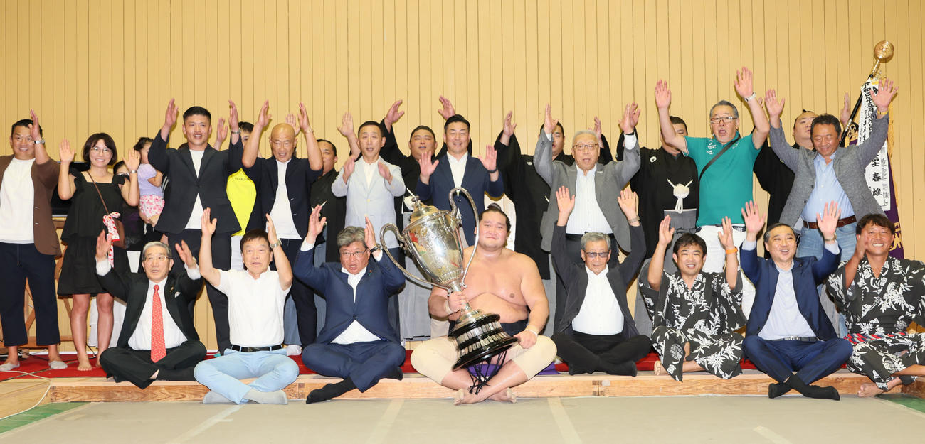 大相撲名古屋場所千秋楽　大相撲名古屋場所で優勝し、賜杯を手に笑顔を見せる照ノ富士（代表撮影）＝2024年7月28日