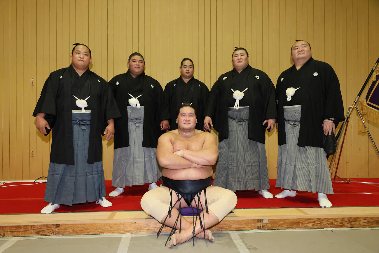 大相撲名古屋場所千秋楽　大相撲名古屋場所で優勝し、同部屋の力士らと記念写真に納まる照ノ富士（手前）（代表撮影）＝2024年7月28日