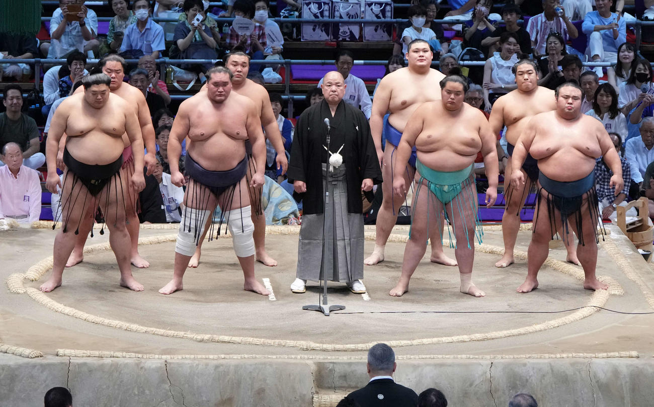 協会あいさつに臨む、前列左から阿炎、照ノ富士、八角理事長、琴桜、貴景勝、後列左から大栄翔、霧島、大の里、平戸海（撮影・小沢裕）