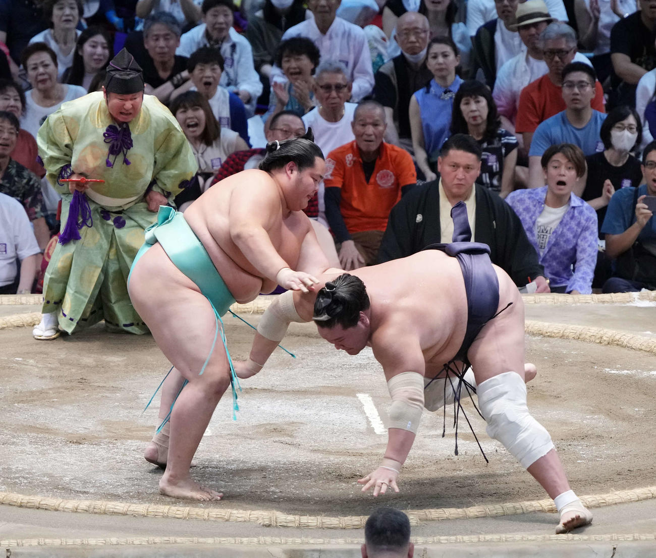 琴桜は照ノ富士（右）を上手出し投げで破る（撮影・小沢裕）
