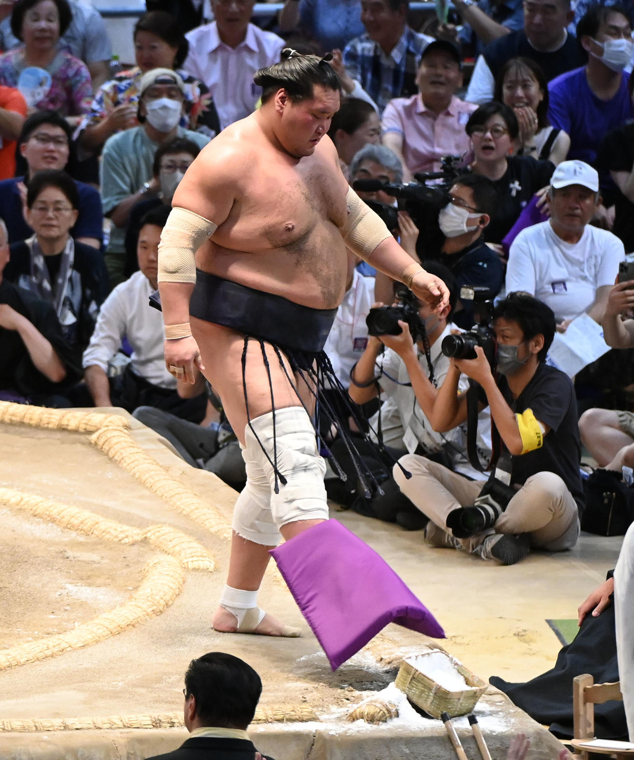 照ノ富士は琴桜に上手出し投げで敗れ飛んできた座布団を蹴る（撮影・森本幸一）