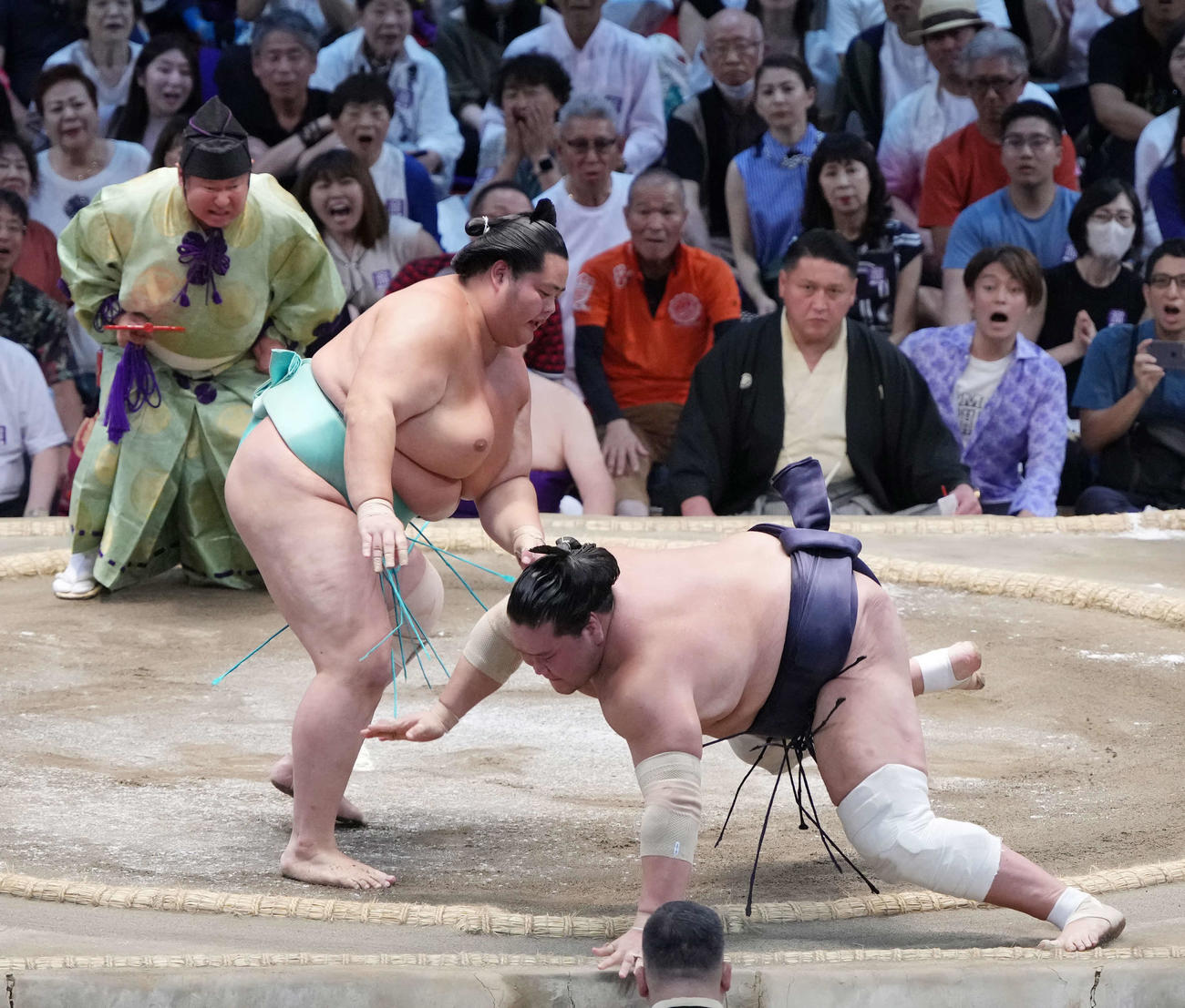 琴桜は照ノ富士（右）を上手出し投げで破る（撮影・小沢裕）