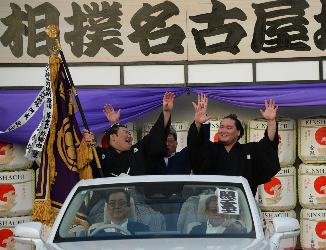 優勝パレードを出発する照ノ富士（右）（撮影・森本幸一）
