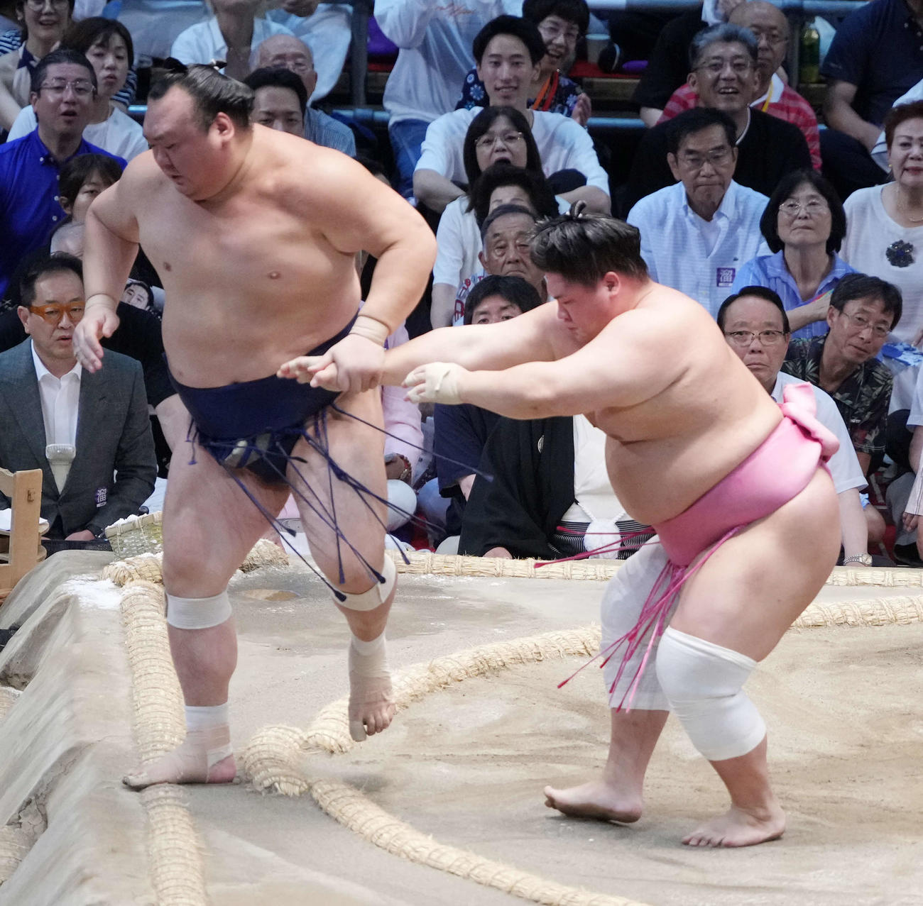 宇良は宝富士（左）を押し出しで破る（撮影・小沢裕）