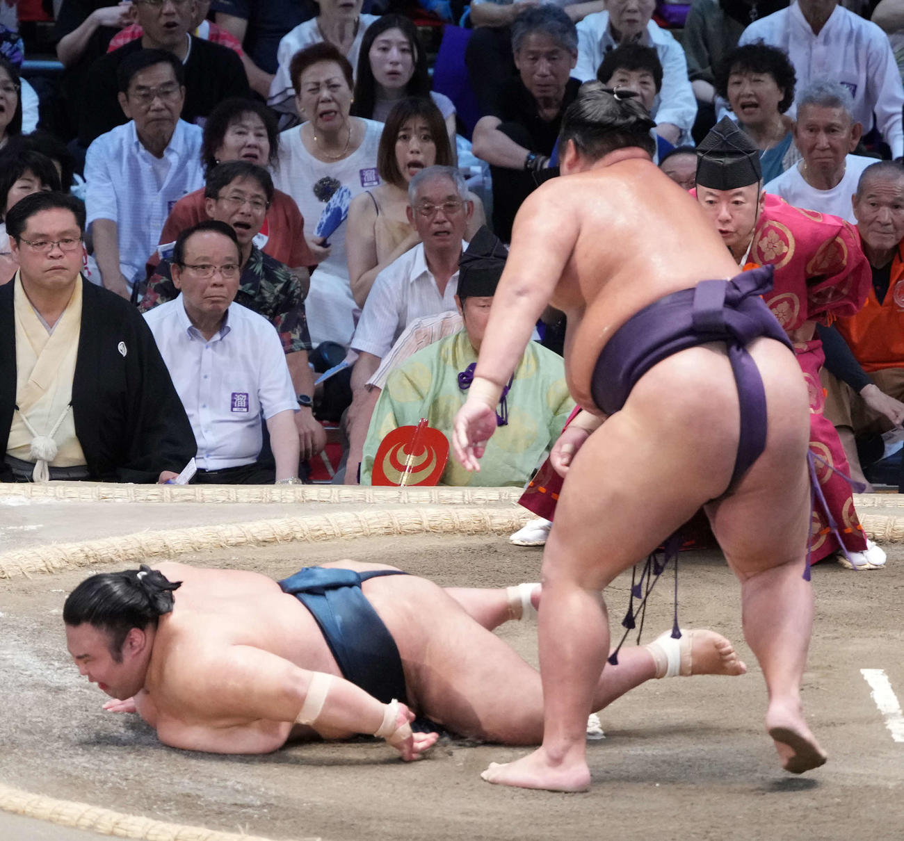 貴景勝（左）は湘南乃海に上手投げで敗れる（撮影・小沢裕）