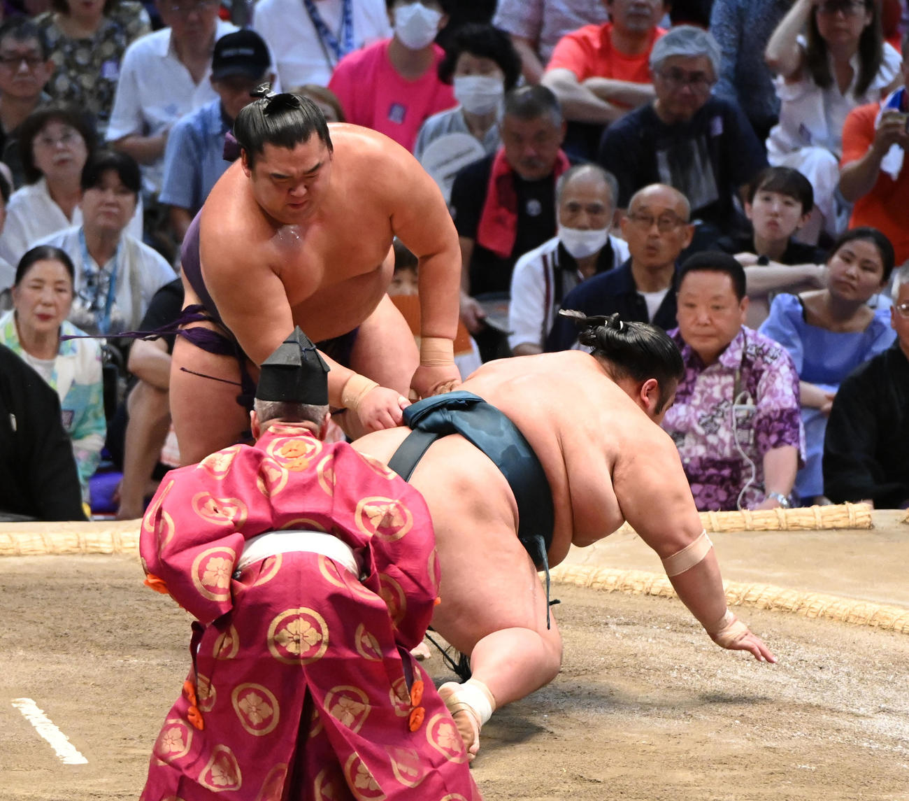 貴景勝（右）は湘南乃海に上手投げで敗れる（撮影・森本幸一）
