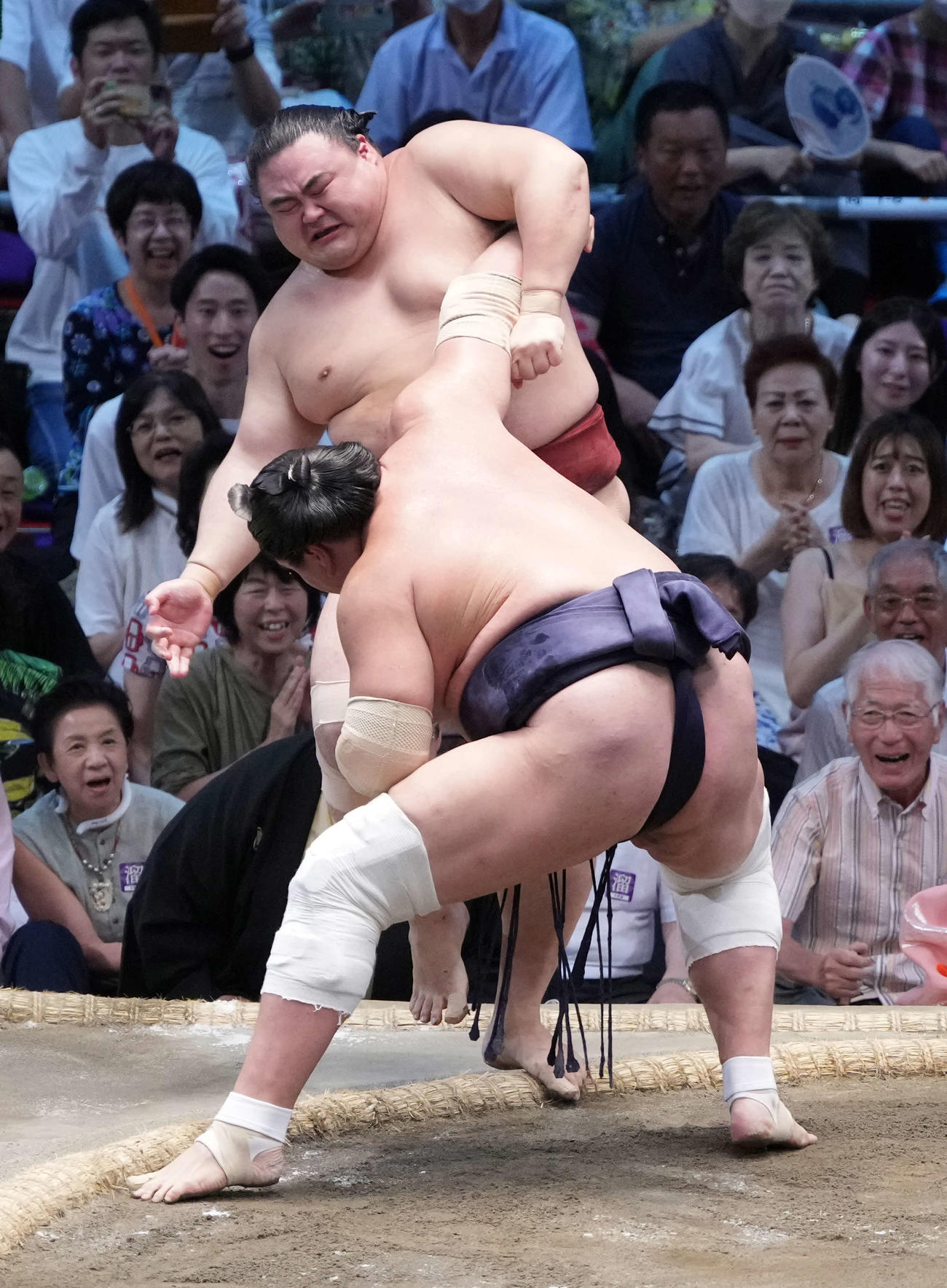 優勝決定戦で照ノ富士（手前）は隆の勝を寄り切りで破る（撮影・小沢裕）