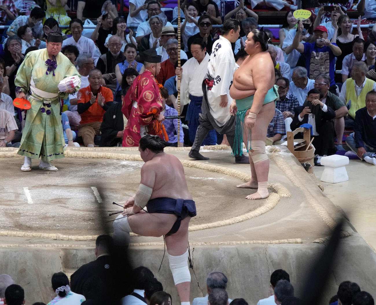 琴桜（右）は照ノ富士を上手出し投げで破る（撮影・小沢裕）