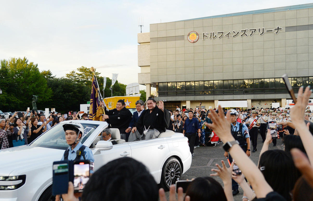 会場を背に優勝パレードを出発する照ノ富士（撮影・森本幸一）