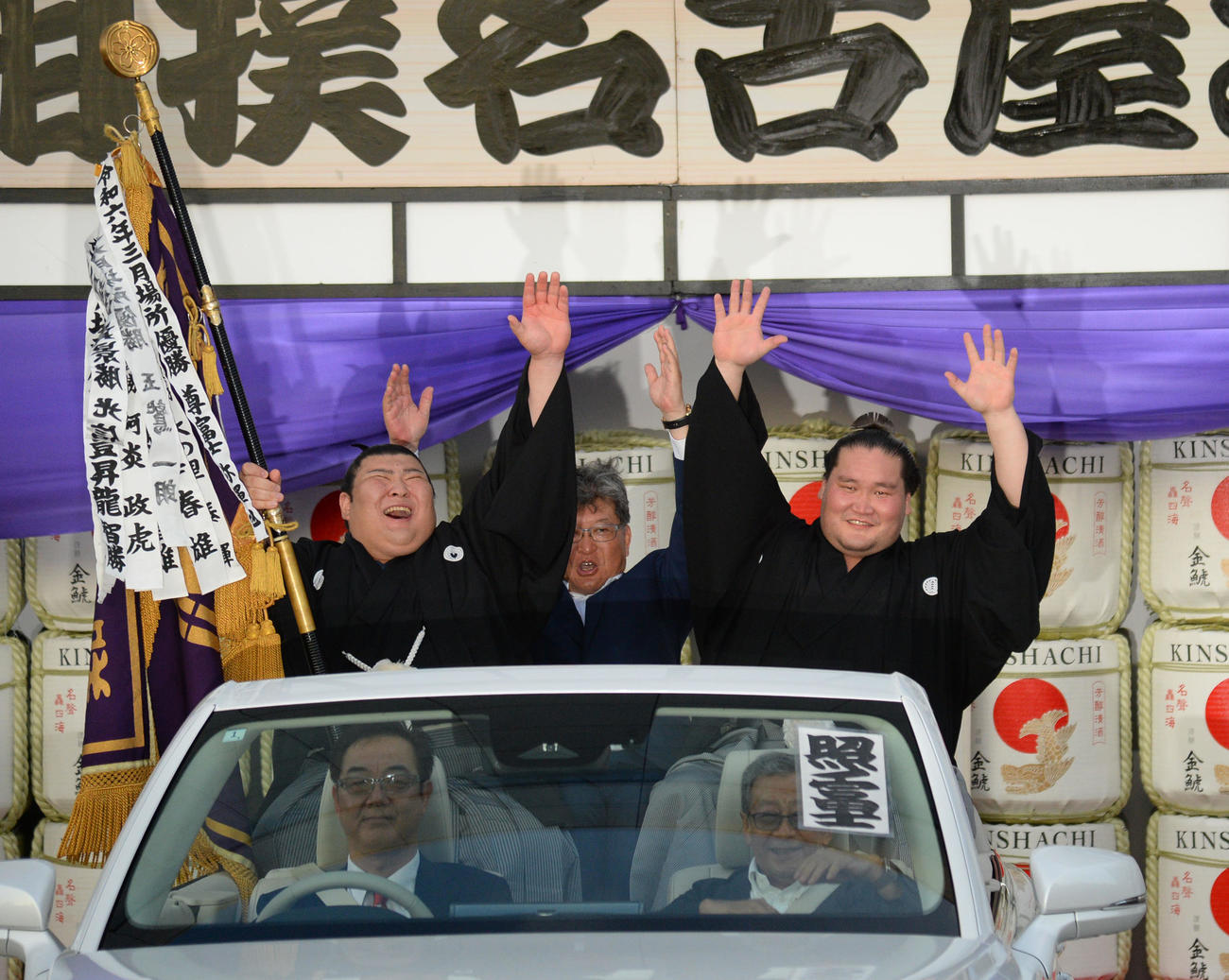 優勝パレードを出発する照ノ富士（右）（撮影・森本幸一）