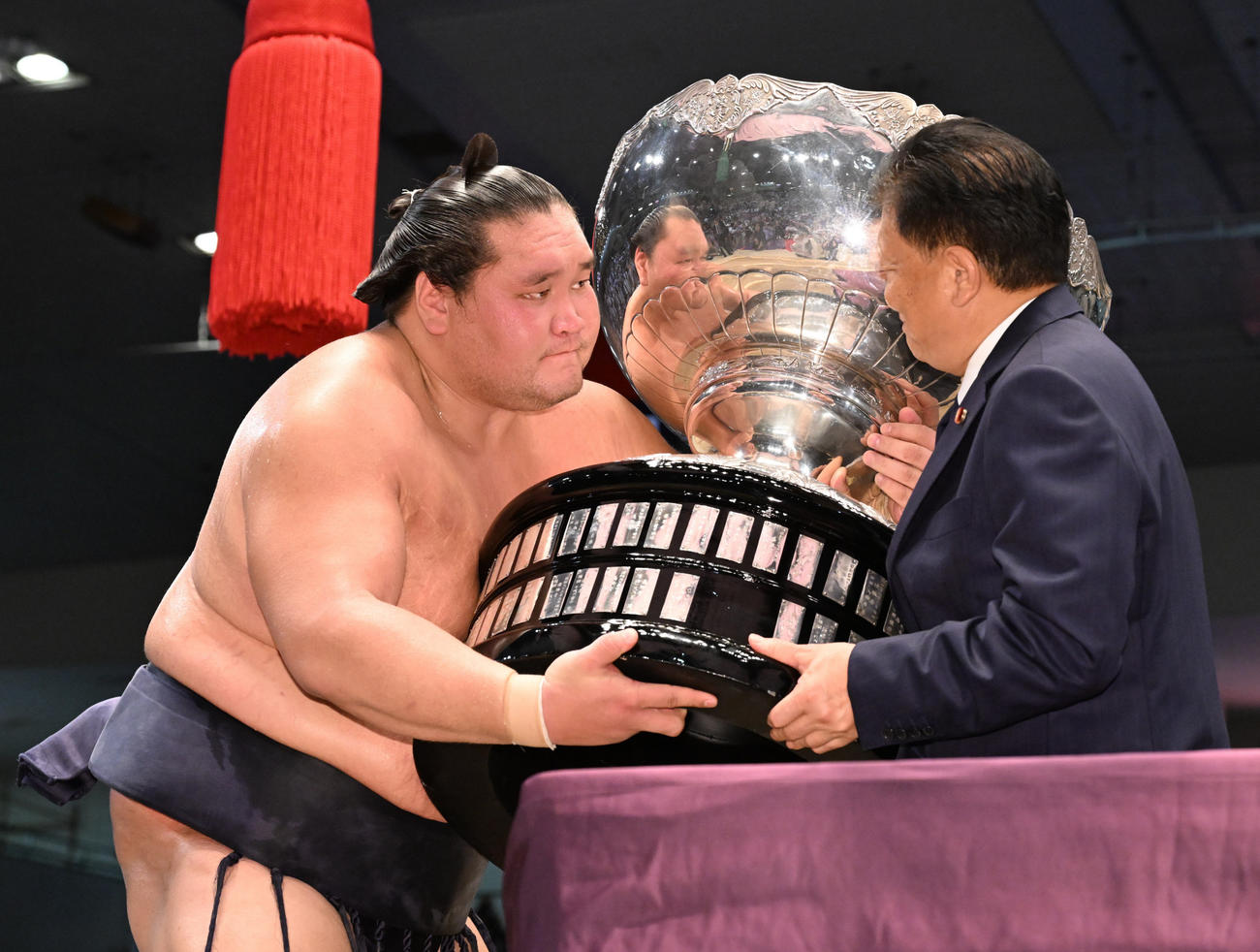 大相撲名古屋場所で優勝し、内閣総理大臣杯を受け取る照ノ富士（代表撮影）