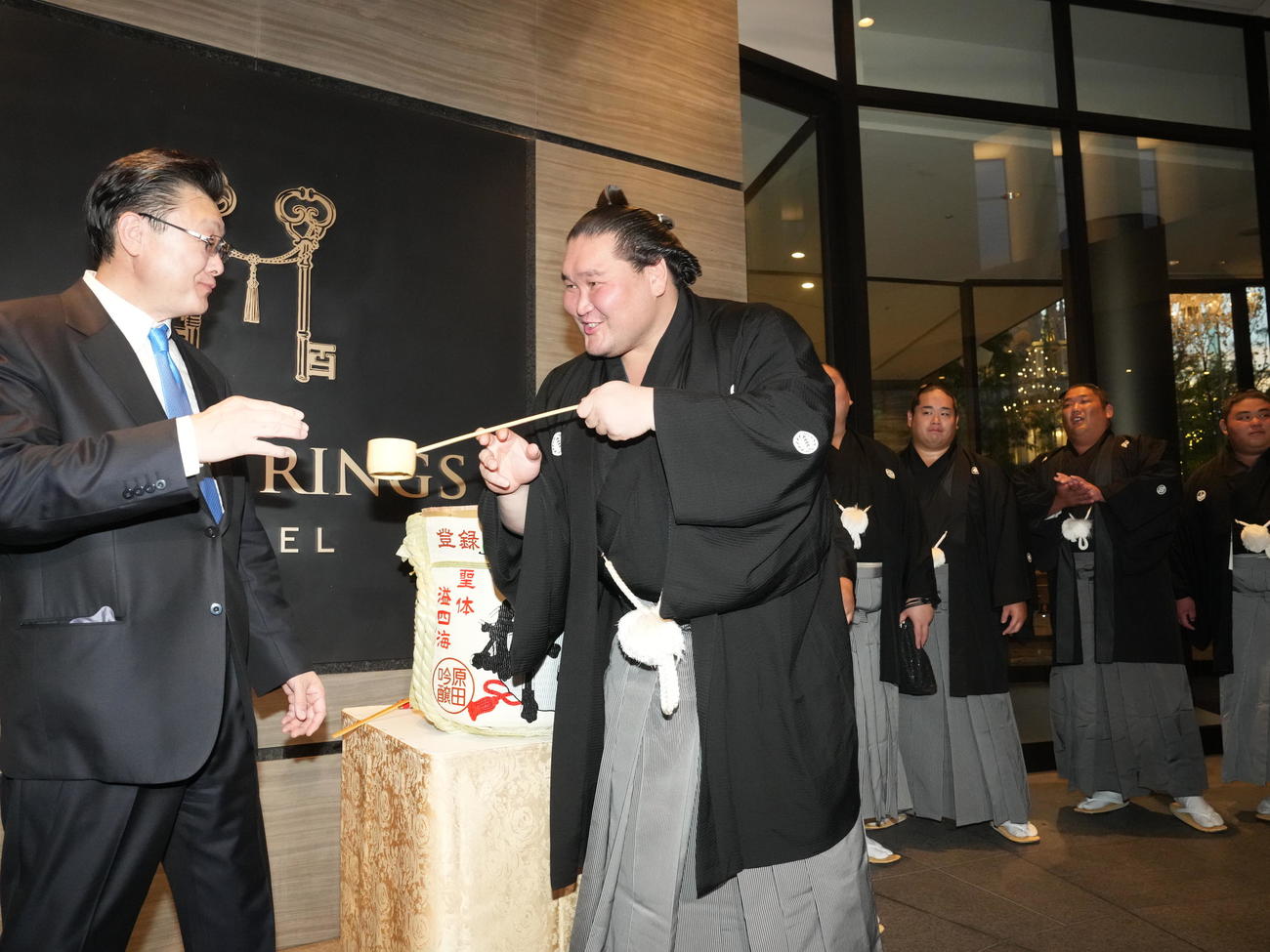 大相撲名古屋場所千秋楽　千秋楽パーティー会場で師匠の伊勢ケ浜親方（左）に水を付ける照ノ富士（撮影・小沢裕）