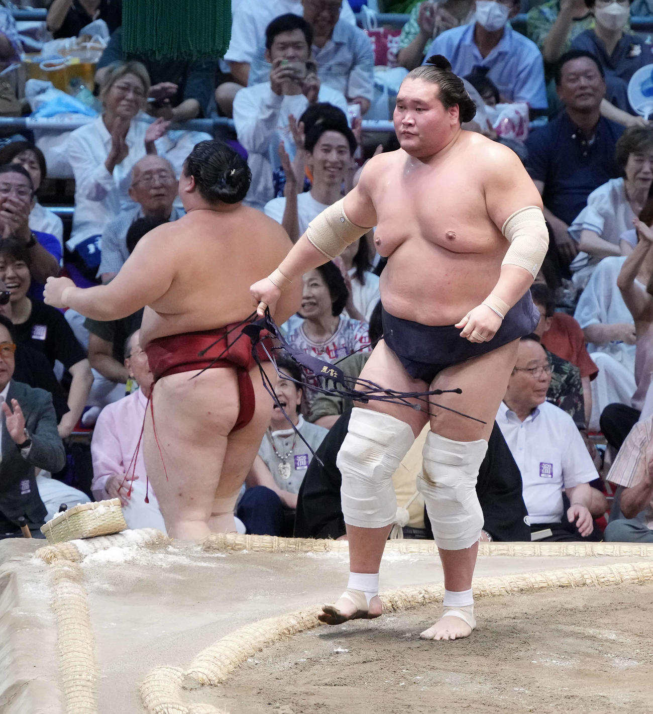 優勝決定戦で照ノ富士（右）は隆の勝を寄り切りで破りさがりを外す（撮影・小沢裕）