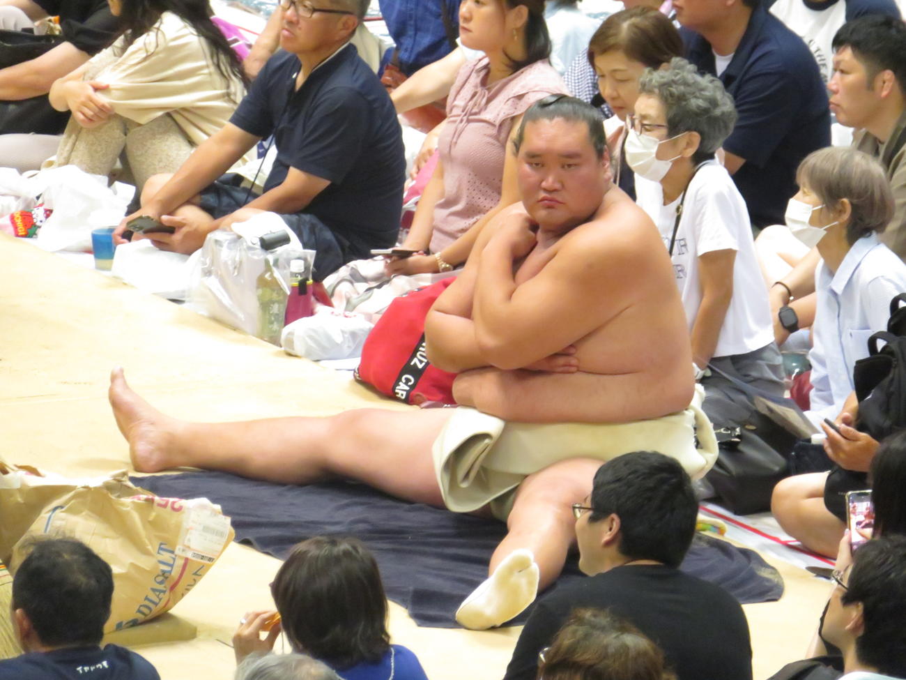 夏巡業最終日の朝稽古で、土俵下で体をほぐす照ノ富士