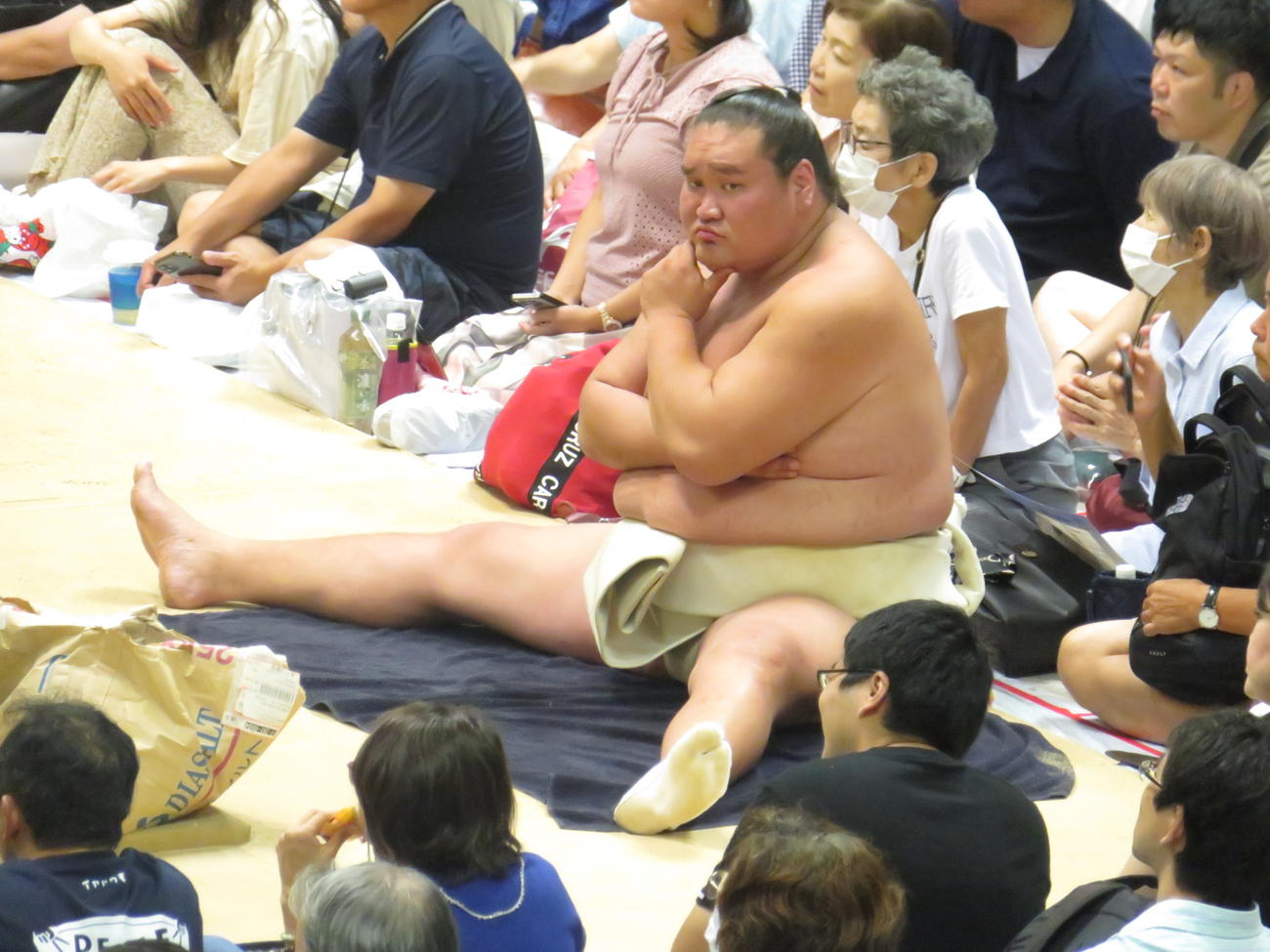 夏巡業最終日の朝稽古で、土俵下で体をほぐす照ノ富士