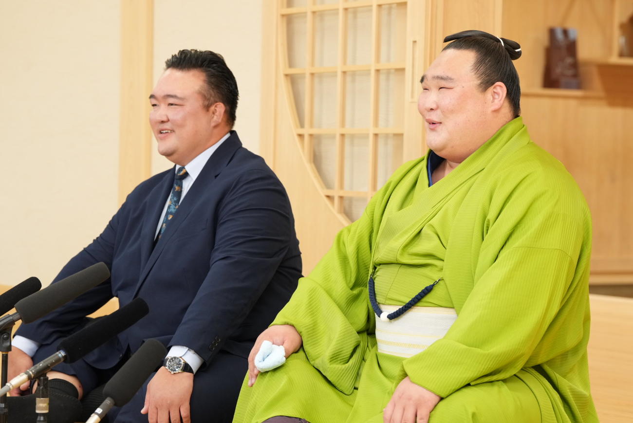 大相撲秋場所で新入幕を果たし会見する白熊（右）と師匠の二所ノ関親方（撮影・小沢裕）