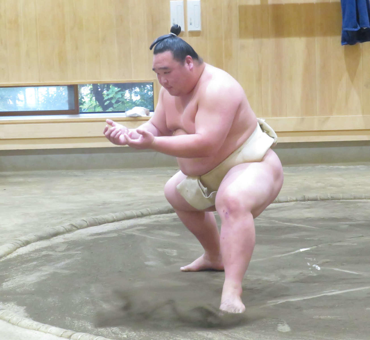 稽古ですり足を繰り返す白熊