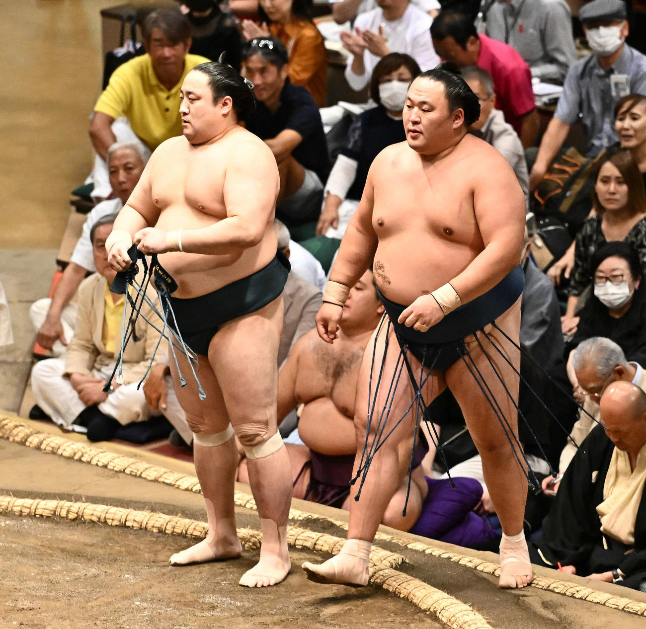 佐田の海（左）に敗れた玉鷲（撮影・滝沢徹郎）