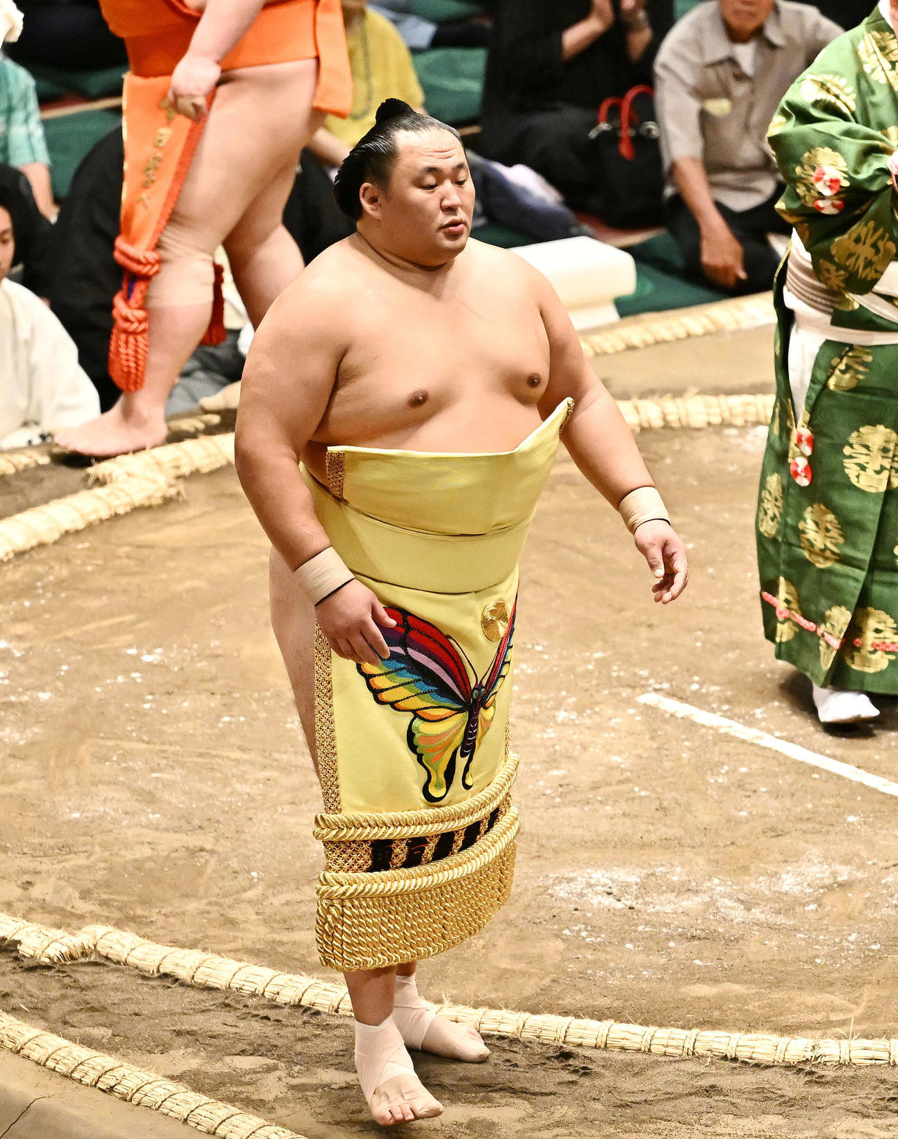 土俵入りする玉鷲（撮影・滝沢徹郎）
