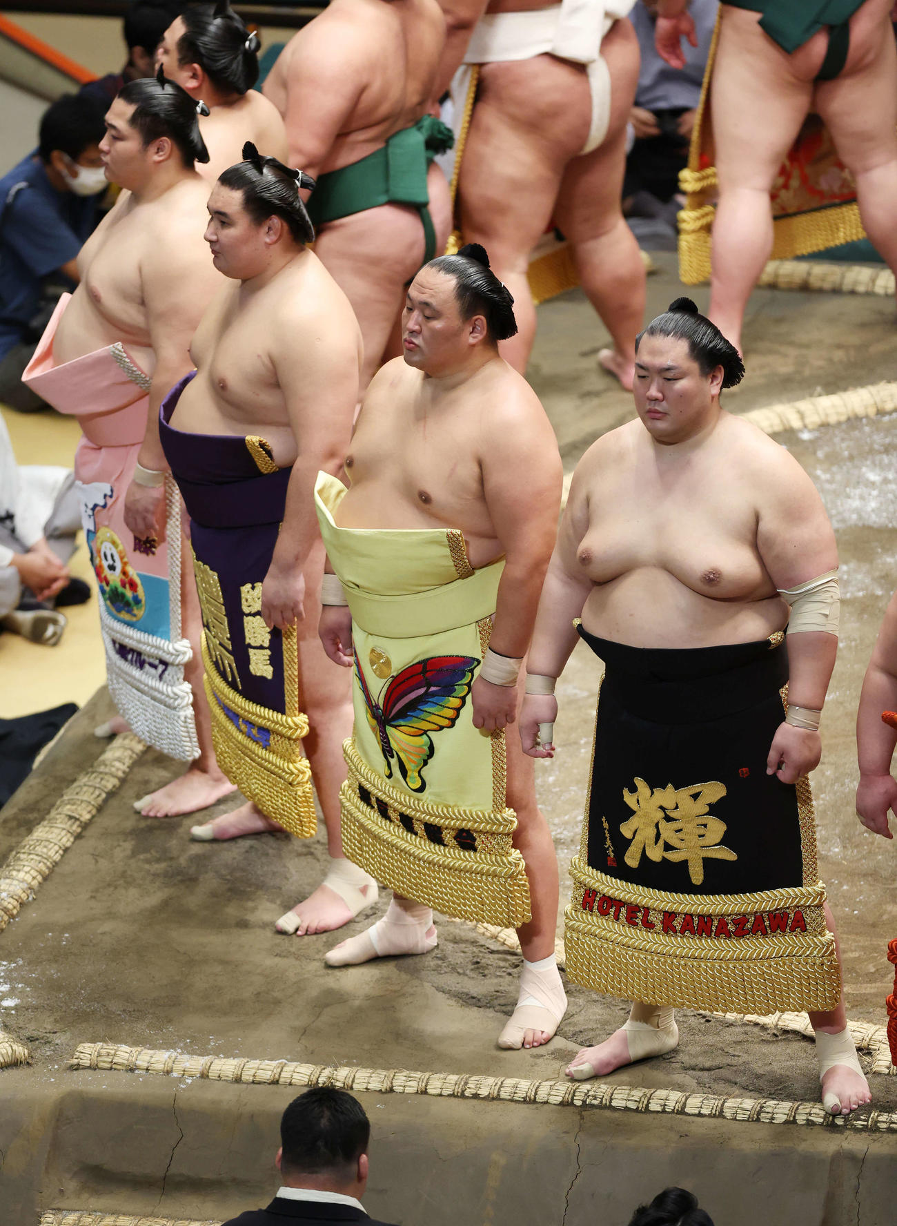 土俵入りした玉鷲（右から2人目）（撮影・宮地輝）